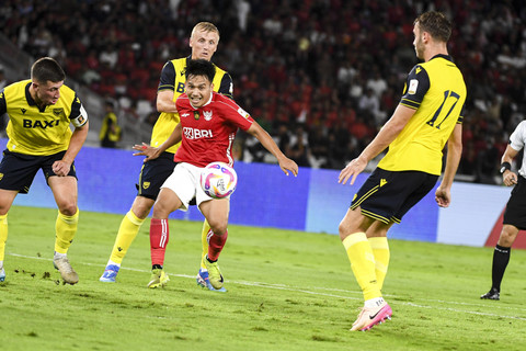 Pemain Indonesia All Stars Witan Sulaiman mencoba melewati pemain Oxford United FC Cameron Brannagan, Louie Sibley dan Stanley Mills saat pertandingan Piala Presiden 2025 di Stadion Gelora... </div>
<div class=