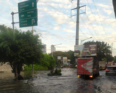 Banjir di lampu merah Ringroad Puri Kembangan, Jakbar, Senin (7/7) pagi. Dok. X/@TMCPoldaMetro