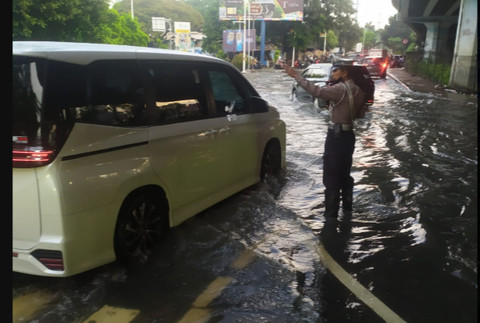 Banjir di lampu merah Ringroad Puri Kembangan, Jakbar, Senin (7/7) pagi. Dok. X/@TMCPoldaMetro