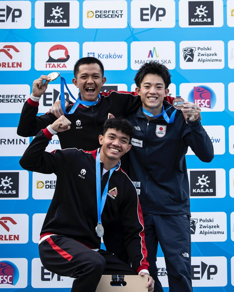 Raharjati Nursamsa, Kiromal Katibin, Ryo Omasa di podium speed putra IFSC Climbing World Cup (Kejuaraan Dunia Panjat Tebing) Krakow 2025 di Polandia, Minggu (6/7). Foto: Instagram @ifsclimbing