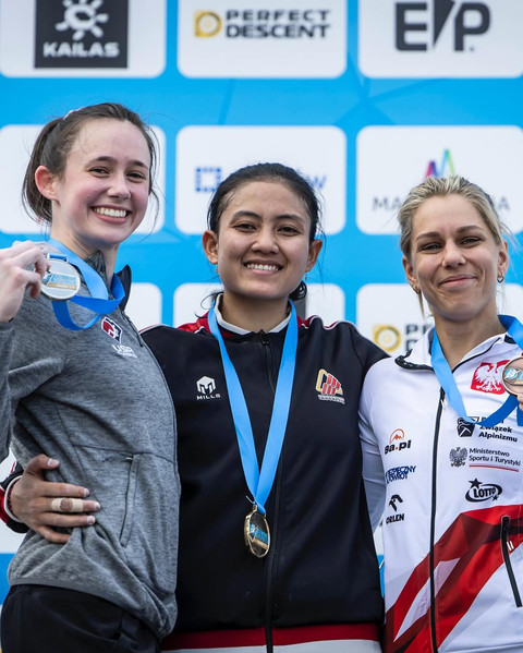 Emma Hunt, Desak Made, dan Aleksandra Miroslaw di podium speed putri IFSC Climbing World Cup (Kejuaraan Dunia Panjat Tebing) Krakow 2025 di Polandia, Minggu (6/7). Foto: Instagram @ifsclimbing