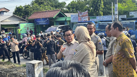 Gubernur Jakarta Pramono Anung saat meninjau pengerukan Kali Irigasi di Cakung, Jakarta Timur, Senin (7/7/2025). Foto: Nasywa Athifah/kumparan