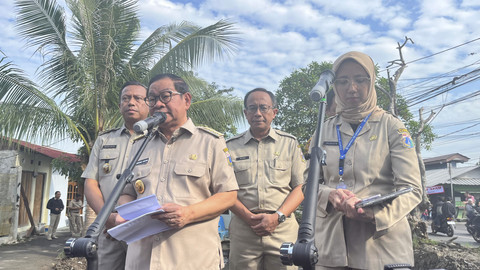 Gubernur Jakarta Pramono Anung dan Kadis SDA Ika Agustin saat meninjau pengerukan Kali Irigasi di Cakung, Jakarta Timur, Senin (7/7/2025). Foto: Nasywa Athifah/kumparan