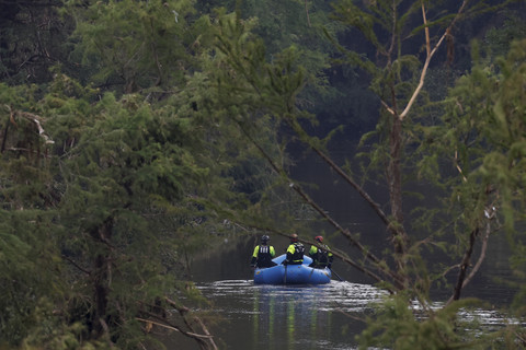 Sejumlah petugas penyelamat menaiki perahu karet untuk melakukan pencarian korban hilang usai banjir bandang di Texas, Amerika Serikat, Minggu (6/7/2025). Foto: Marco Bello/Reuters