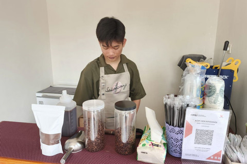 Barista saat membuat minuman kopi di Pondok Kopi Sekarwangi, Minggu (6/7/2025). Foto: kumparan
