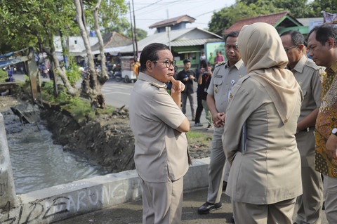 Gubernur DKI Jakarta, Pramono Anung meninjau pengerukan sedimen sungai di Jalan Irigasi, Cakung, Jakarta Timur, Senin (7/7/2025). Foto: Jamal Ramad... </div>
<div class=
