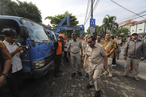 Gubernur DKI Jakarta, Pramono Anung meninjau pengerukan sedimen sungai di Jalan Irigasi,  Cakung, Jakarta Timur, Senin (7/7/2025). Foto: Jamal Ramadhan/kumparan