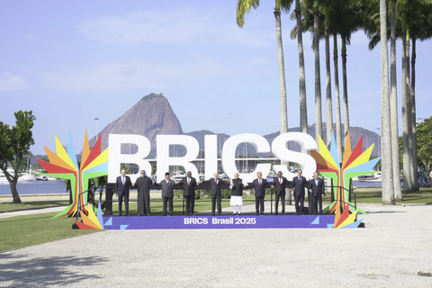 Presiden Republik Indonesia Prabowo Subianto dalam pembukaan sesi pertama KTT BRICS di Museum Seni Modern (MAM), Rio de Janeiro, Minggu (6/7/2025). Foto: Dok. Tim Media Prabowo
