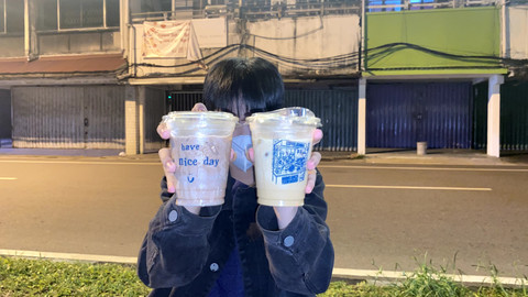 Dua menu best seller dari Kembali Coffee, yaitu varian Ice Chocolate (non-coffee) dan Coffee Melon (iced coffee). Foto: Alycia Tracy Nabila/Hi!Pontianak