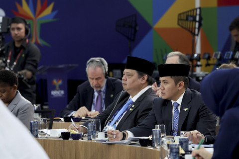 Sekertaris Kabinet Merah Teddy Indra Wijaya bersama Menko Bidang Perekonomian Airlangga Hartarto menghadiri hari pertama Konferensi Tingkat Tinggi (KTT) BRICS 2025 di Rio de Janeiro, Brasil, Minggu (6/7/2025). Foto: Muchlis Jr - Biro Pers Sekretariat Presiden