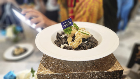 Menu makanan nasi goreng cumi hitam baru kolaborasi Cinepolis dan Chef Devina Hermawan (4/7/2025). Foto: Azalia Amadea/kumparan