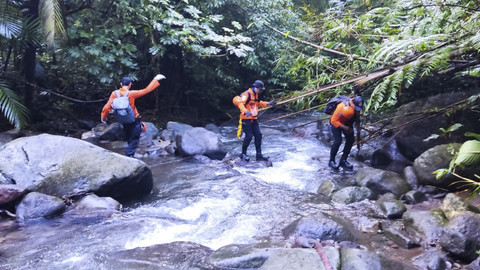 Tim SAR lakukan pencarian terhadap ibu dan anak, Astuti (40 tahun) dan Resta (19 tahun) yang hilang di Gunung Batukaru, Bali. Foto: Dok. Basarnas Bali