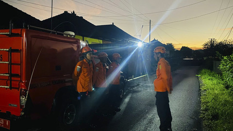Tim SAR lakukan pencarian terhadap ibu dan anak, Astuti (40 tahun) dan Resta (19 tahun) yang hilang di Gunung Batukaru, Bali. Foto: Dok. Basarnas Bali