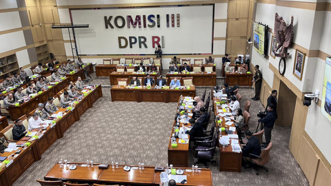 Rapat Komisi II... </div>
<div class=