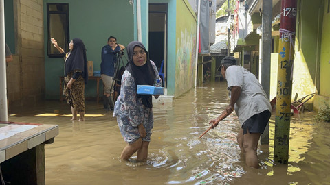 Banjir di Kebon Pala RT/RW 013/04 dan RT/RW 011/05, Kampung Melayu, Jakarta Timur, Senin (7/7/2025). Foto: Rayyan Farhansyah/kumparan