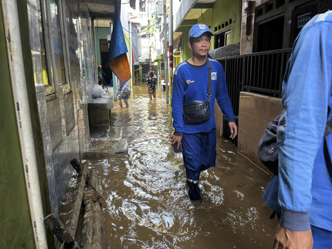 Banjir di Kebon Pala RT/RW 013/04 dan RT/RW 011/05, Kampung Melayu, Jakarta Timur, Senin (7/7/2025). Foto: Rayyan Farhansyah/kumparan