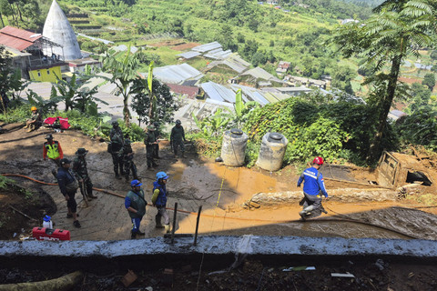 Kemensos langsung melakukan penanganan awal korban banjir dan tanah longsor di kawasan Puncak, Kabupaten Bogor, Jawa Barat, yang terjadi pada Sabtu (5/7/2025) sekitar pukul 18.30 WIB.  Foto: Dok. Kemensos