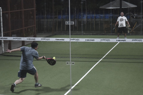 Warga berolahraga padel di Lapangan Padel Parc, MT Haryono, Jakarta Selatan, Kamis (3/7/2025).  Foto: Fakhri Hermansyah/ANTARA FOTO