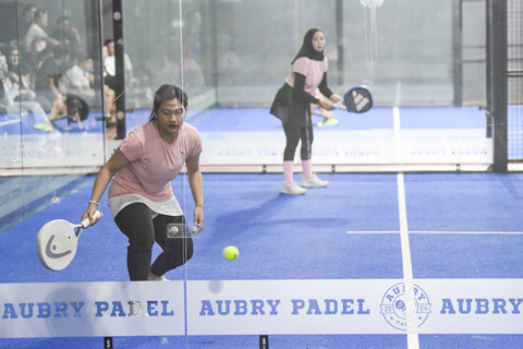 Pemain padel mengembalikan bola ke arah lawannya saat mengikuti Kejuaraan Padel Kapolresta Samarinda di Samarinda, Kalimantan Timur, Rabu (2/7/2025). Foto: M Risyal Hidayat/ANTARA FOTO