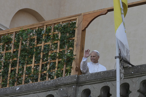 Paus Leo XIV melambaikan tangan setibanya di rumah peristirahatan saat musim panas di Istana Villa Barberini, Castel Gandolfo, Roma, Italia, Rabu (2/7/2025). Foto: Andrew Medichini/AP Photo