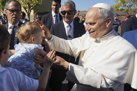 Paus Leo XIV tiba di rumah peristirahatan saat musim panas di Istana Villa Barberini, Castel Gandolfo, Roma, Italia, Rabu (2/7/2025). Foto: Andrew Medichini/AP Photo