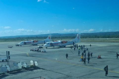 Sejumlah penumpang turun dari pesawat di Bandara El Tari Kupang, Senin (7/7/2025). ANTARA/Kornelis Kaha