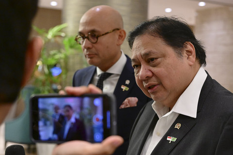Menko Perekonomian Airlangga Hartarto dan Wamenlu Armanatha Nasir di Rio de Janeiro, Brasil, Minggu (6/7/2025). Foto: Muchlis Jr/Biro Pers Sekretariat Presiden