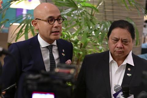 Menko Perekonomian Airlangga Hartarto dan Wamenlu Armanatha Nasir di Rio de Janeiro, Brasil, Minggu (6/7/2025). Foto: Muchlis Jr/Biro Pers Sekretariat Presiden
