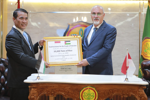 Serah terima bantuan pangan beras 10 ribu ton secara simbolis oleh Menteri Pertanian (Mentan) Andi Amran Sulaiman kepada Menteri Pertanian Negara Palestina Rezq Basheer-Salimia di Kantor Kementan, Jakarta Selatan, Senin (7/7/2025). Foto: Dok. Humas Kementan