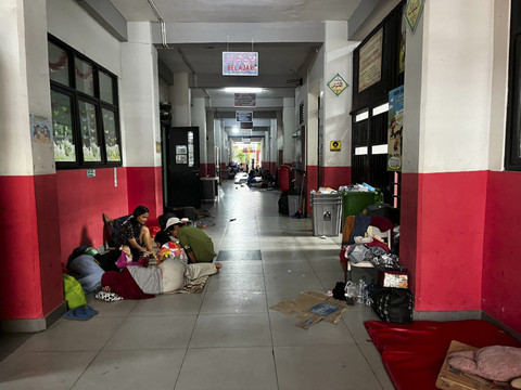 Suasana pengungsian korban banjir di Kebon Pala, Jakarta Timur, Senin (7/7/2025). Foto: Rayyan Farhansyah/kumparan