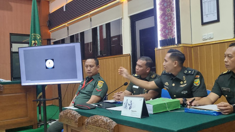 Terdakwa Kopda Bazarsah saat menghadiri sidang lanjutan kasus Sabung Ayam di Pengadilan Militer I-04 Palembang, Senin (7/7/2025).