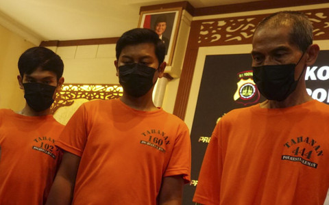Polresta Sleman menampilkan Takbirdha Tsalasiwi Wartyana beserta kakak dan bapaknya. Ketiganya tersangka penganiayaan pacar kurir ShopeeFood di Sleman, Senin (7/7/2025). Foto: Dok. Ist... </div>
<div class=
