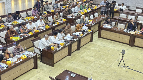 Rapat Kerja Komisi XI bersama Menteri Keuangan Sri Mulyani, Menteri PPN/Kepala Bappenas Rachmat Pambudi, Gubernur BI Perry Warjiyo, Senin (7/7/2025). Foto: Ave Airiza Gunanto/kumparan