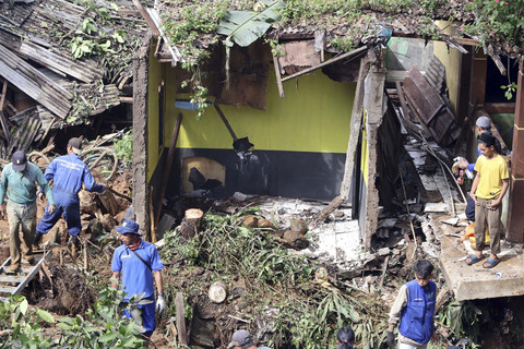 Petugas membersihkan material tanah longsor yang menimpa rumah di Megamendung, Puncak, Kabupaten Bogor, Jawa Barat, Senin (7/7/2025). Foto: Yulius Satria Wijaya/ANTARA FOTO