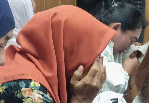 Keluarga Bripka Petrus saat menangis di di Pengadilan Militer I-04 Palembang, Senin (7/7/2025). Foto : Istimewa