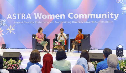 Menlu RI periode 2014-2024 Retno Lestari Priansari Marsudi dan Director & Chief Information Officer XL Smart Yessie D.Yosetya, saat mengisi sesi diskusi pada acara peresmian komunitas Perempuan Astra, pada Rabu (4/6/2025). Foto: Dok. Astra