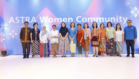 Wamen Pemberdayaan Perempuan dan Perlindungan Anak RI Veronica Tan, Menlu RI periode 2014-2024 Retno Lestari Priansari Marsudi, Direktur Astra Gita Tiffani Boer, dan Eksekutif Astra berfoto bersama para pengurus komunitas Perempuan Astra. Foto: Dok. Astra