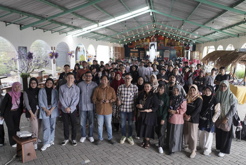 Para pembicara Workshop Fotografi dan Bincang Inspiratif Lomba Foto Astra dan Anugerah Pewarta Astra 2025 berfoto bersama para peserta di Desa Sejahtera Astra Bumiaji, Kota Batu, Jawa Timur pada Sabtu (5/7/2025). Foto: Dok. Astra