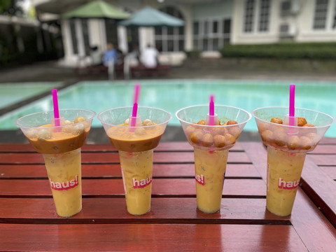 Menu baru kolaborasi Cimol Bojot AA dan Haus yakni cimol tray dengan kuah keju pedas, dan minuman mango Yakult. Foto: Salsha Okta Fairuz/kumparan