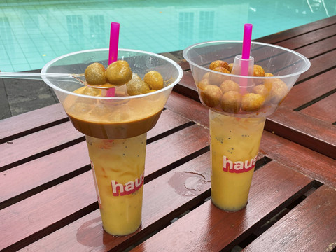 Menu baru kolaborasi Cimol Bojot AA dan Haus yakni cimol tray dengan kuah keju pedas, dan minuman mango Yakult. Foto: Salsha Okta Fairuz/kumparan
