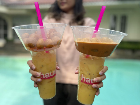 Menu baru kolaborasi Cimol Bojot AA dan Haus yakni cimol tray dengan kuah keju pedas, dan minuman mango Yakult. Foto: Salsha Okta Fairuz/kumparan
