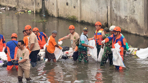 Wali Kota Yogya, Hasto Wardoyo, saat membersihkan sampah bersama warga pada Hari Lingkungan Hidup (HLH) 2025, Minggu (6/7). Foto: Pandangan Jogja/Arif UT
