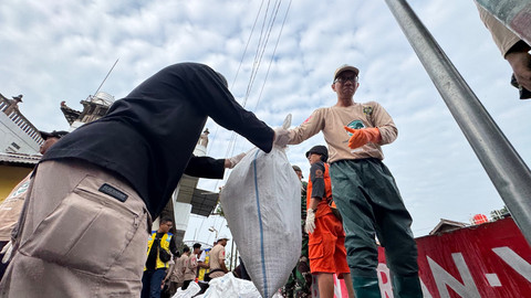 Wakil Wali Kota Yogya, Wawan Harmawan, saat membersihkan sampah bersama warga pada Hari Lingkungan Hidup (HLH) 2025, Minggu (6/7). Foto: Pandangan Jogja/Arif UT