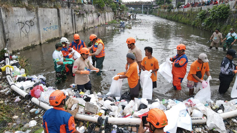Wali Kota Yogya, Hasto Wardoyo, saat membersihkan sampah bersama warga pada Hari Lingkungan Hidup (HLH) 2025, Minggu (6/7). Foto: Dok. Pemkot Yogya