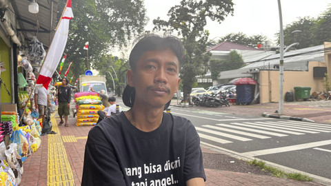Deri (29), pedagang makanan hewan di Pasar Hewan Barito, Kebayoran Baru, Jakarta Selatan, Senin (7/7/2025). Foto: Nasywa Athifah/kumparan