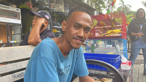 Deni (32), pedagang burung di Pasar Hewan Barito, Kebayoran Baru, Jakarta Selatan, Senin (7/7/2025). Foto: Nasywa Athifah/kumparan