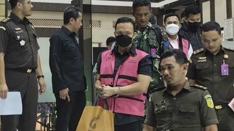 Pengacara, Junaedi Saibih, saat dilimpahkan ke Kejaksaan Negeri Jakarta Pusat, Senin (7/7/2025). Foto: Jonathan Devin/kumparan