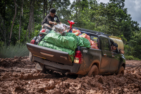 Warga membantu pengemudi mobil saat melintasi ruas jalan Trans Papua yang rusak di Kecamatan Eligobel, Kabupaten Merauke, Papua Selatan, Senin (7/7/2025). Foto: Bayu Pratama S/ANTARA FOTO