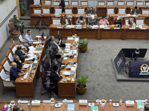 Rapat Kerja Komisi VIII DRI RI bersama Kemensos, Kemenag, BNPB, BPJPH, dan Kepala BP Haji di Kompleks Parlemen, Senayan, Jakarta Pusat pada Senin (7/7/2025). Foto: Abid Raihan/kumparan