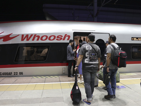 Kereta Cepat Jakarta-Bandung "Whoosh" di Stasiun Whoosh Padalarang, Kabupaten Bandung Barat, Minggu (7/7/2025). Foto: M. Rizki/kumparan